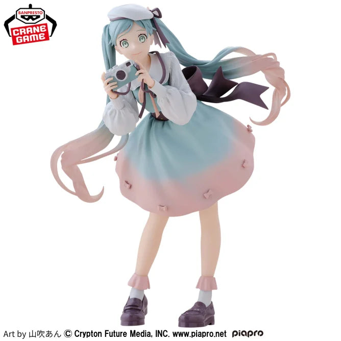 カメラ Hatsune Miku Holiday Memories Prize Figure by Banpresto (03/2025) - Mandorama [src:https://figisland.net/wp-content/uploads/2025/02/s01011615047934.webp]