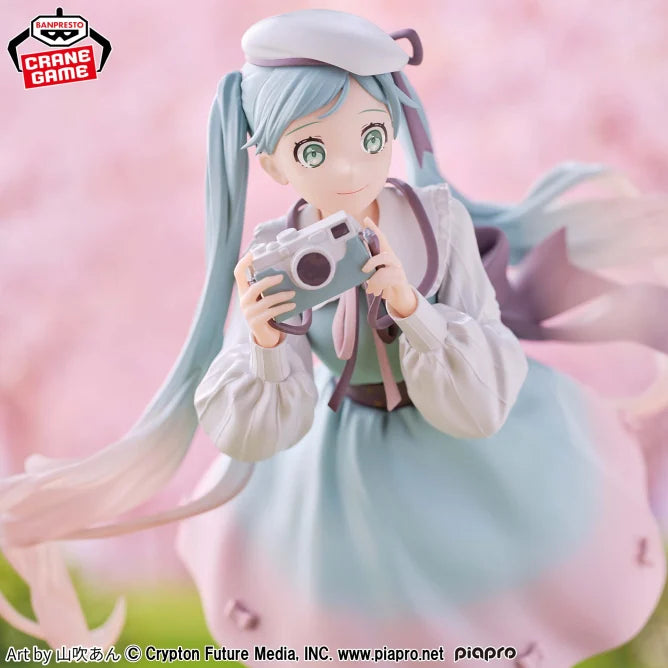 カメラ Hatsune Miku Holiday Memories Prize Figure by Banpresto (03/2025) - Mandorama [src:https://figisland.net/wp-content/uploads/2025/02/s01011615047936.webp]