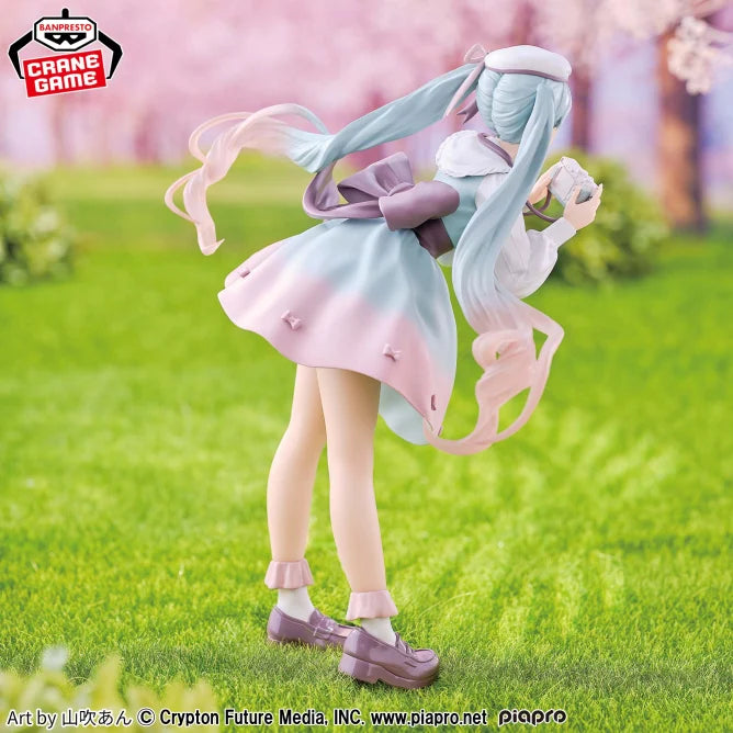 カメラ Hatsune Miku Holiday Memories Prize Figure by Banpresto (03/2025) - Mandorama [src:https://figisland.net/wp-content/uploads/2025/02/s01011615047937.webp]